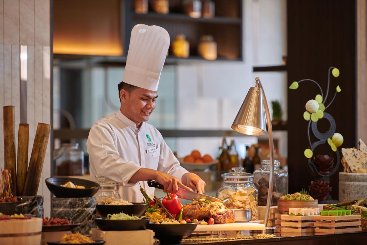Pavilion Hotel Kuala Lumpur Managed By Banyan Tree Kültér fotó A chef at work