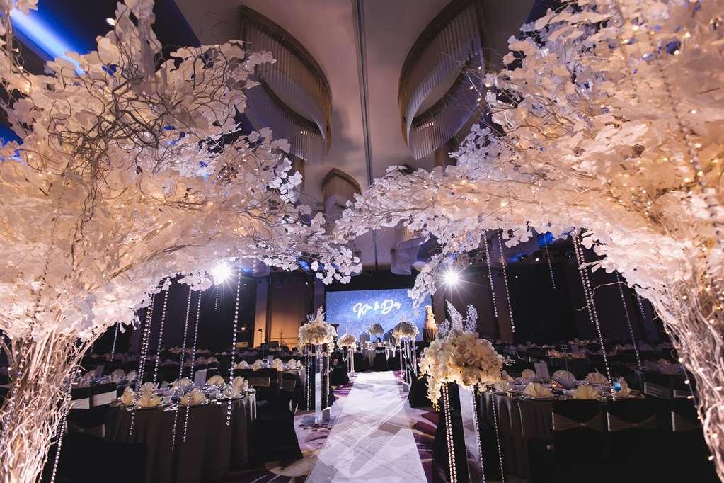 Pavilion Hotel Kuala Lumpur Managed By Banyan Tree Kültér fotó Wedding reception at the Grand Ballroom