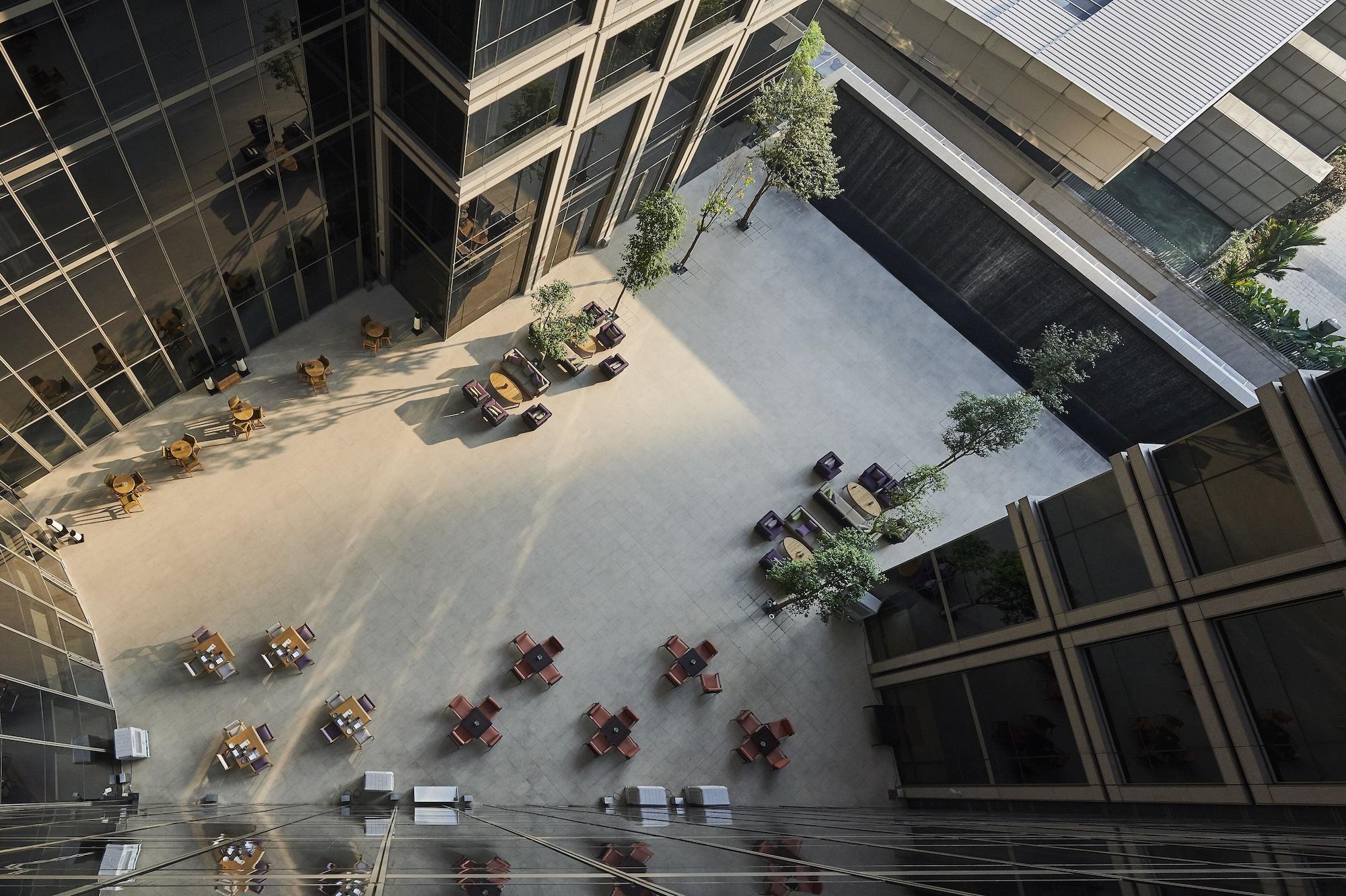 Pavilion Hotel Kuala Lumpur Managed By Banyan Tree Kültér fotó The atrium of the new building